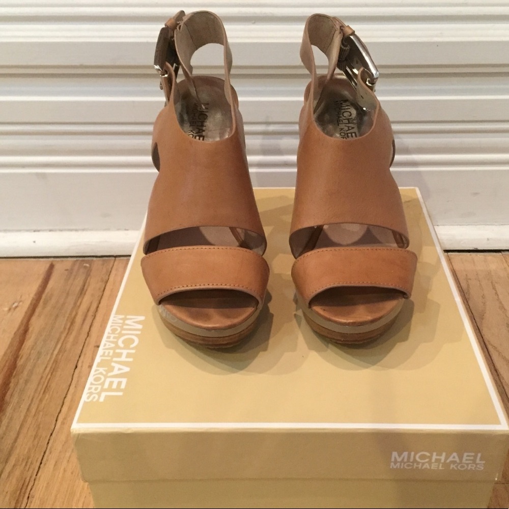 Michael Kors Carla Platform Leather Taupe size 6.5